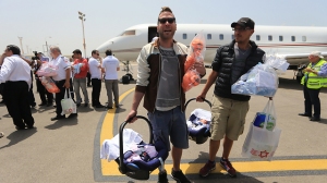 הורים ישראלים לילדי פונדקאות חוזרים מנפאל אחרי רעידת האדמה צילום ירון ברנר